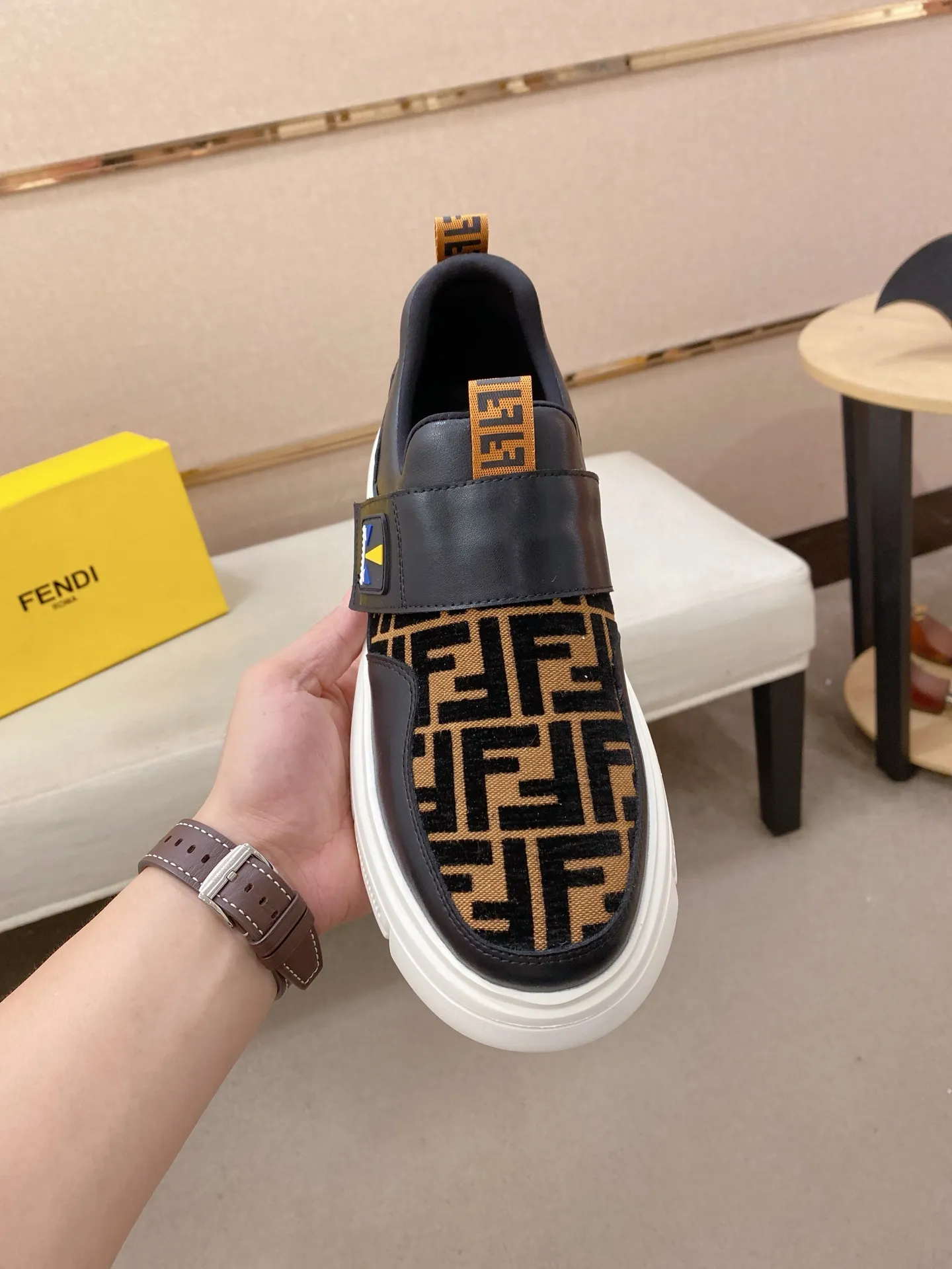 Men's shoes 💰 400💰 (fendi) New style 👊🏻 upper 🇮🇹 imported cowhide fabric 🇩🇪 lining imported sheepskin lining. The original outsole is molded to highlight the identity of every man, and the upper foot is elegant and stable🚶🏻🚶🏻The high-end custom counters reproduce the original version📯No matter the wind or rain, the shoe last remains unchanged and can withstand the verification of time🔍️,🔵 Size: 38-44